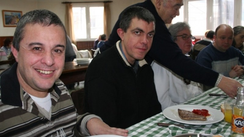 Ederto bazkaldu zuten Gureak-ekoek zapatuan, Auzokoak elkartekoek gonbidatuta