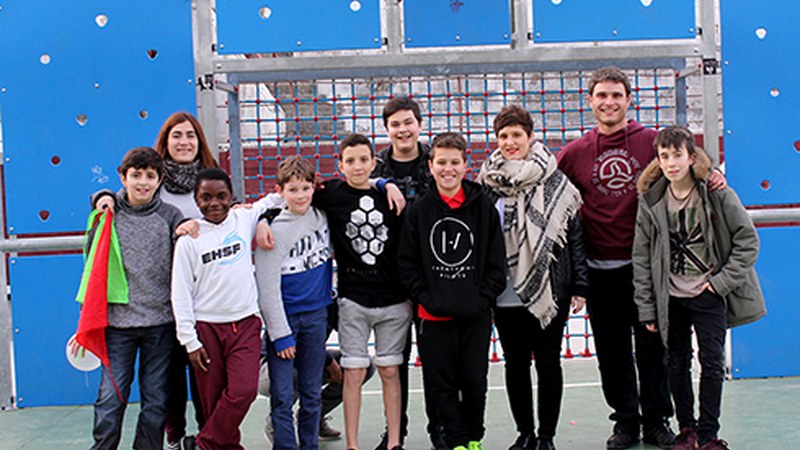 Ederto ibili ziren gazteak zapatuan, zezen plazako jolasetan