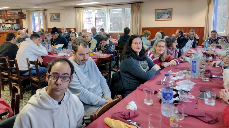 Ederto ibili ziren Gureak lantegikoak Auzokoak elkarteak antolatutako Gabonetako bazkarian