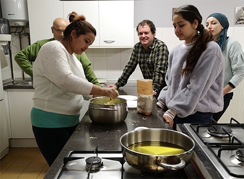 Ederto murgildu ziren Nepalgo sukaldaritzan Munduko Janari tailerrera joandakoak