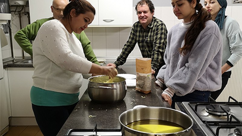 Ederto murgildu ziren Nepalgo sukaldaritzan Munduko Janari tailerrera joandakoak