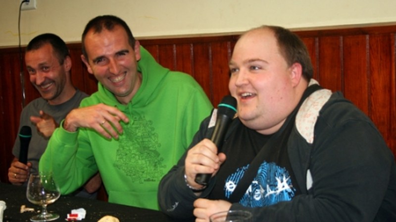 Ederto pasatu zuten Legarreko bertso-kantu bazkarian