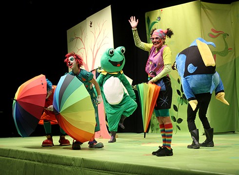 Ederto pasatu zuten Pirritx, Porrotx eta Marimotots pailazoen "Musua" ikustera joan ziren haur zein helduek