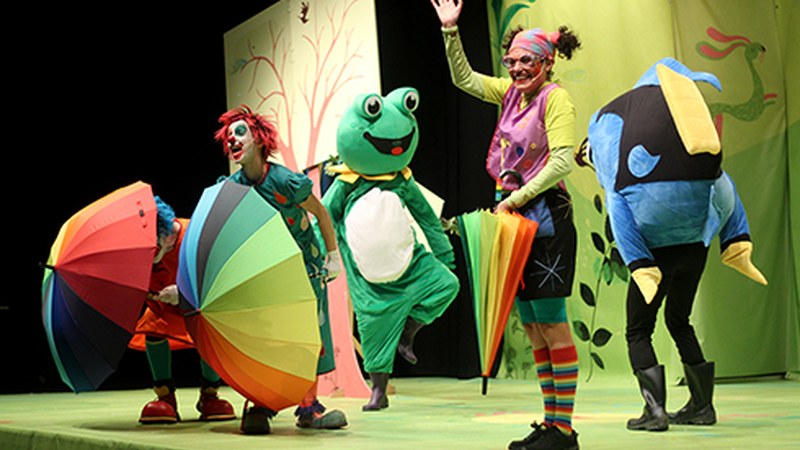 Ederto pasatu zuten Pirritx, Porrotx eta Marimotots pailazoen "Musua" ikustera joan ziren haur zein helduek