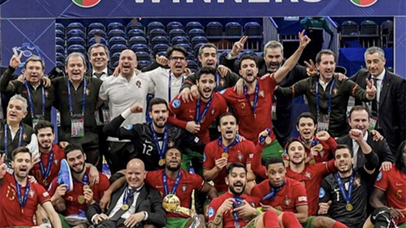 Edu Sousak areto-foballeko Europako txapelketa irabazi du Portugalekin