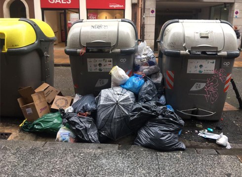 Egunero 1.000 kilo hondakin edukiontzietatik kanpo lagatako poltsetan