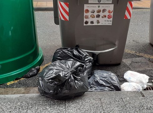 Edukiontzietatik kanpo agertzen diren zabor poltsa kopuruarekin kezkatuta, neurriak hartuko ditu Mankomunitateak