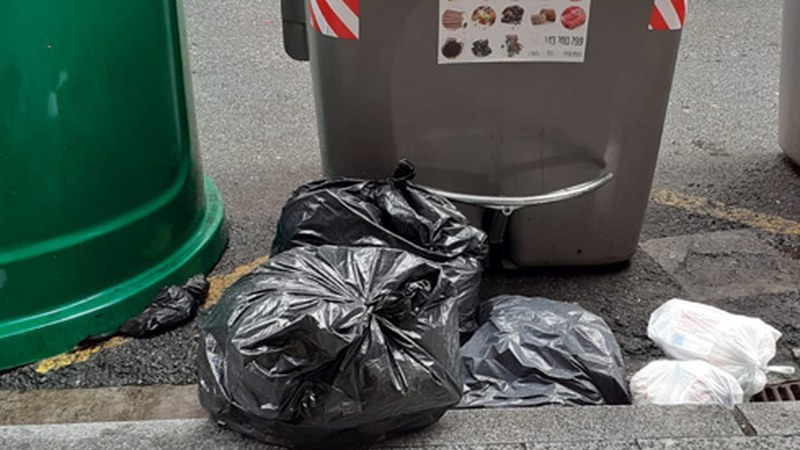 Edukiontzietatik kanpo agertzen diren zabor poltsa kopuruarekin kezkatuta, neurriak hartuko ditu Mankomunitateak