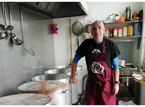 Efren Flores: “Ez dakigu zein aberasten den errefuxiatuen kontura, baina ukaezina da batzuentzat negozioa dela”