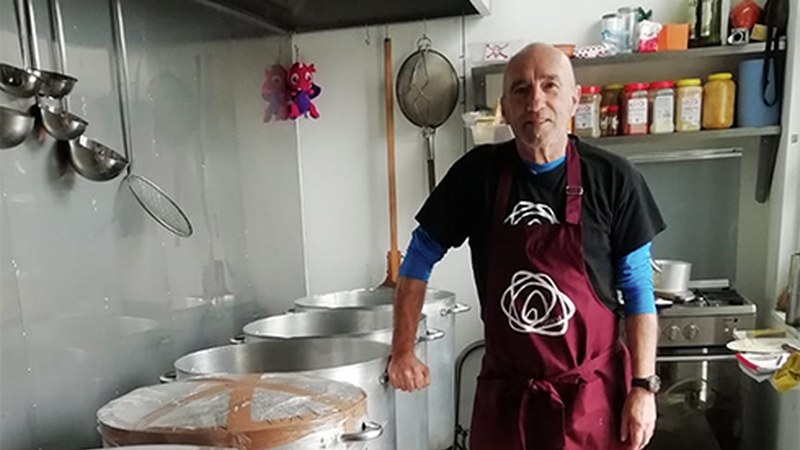 Efren Flores: “Ez dakigu zein aberasten den errefuxiatuen kontura, baina ukaezina da batzuentzat negozioa dela”