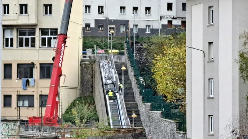Egigurentarren eta Sostoatarren kaleen arteko eskailera berriak ipintzen hasi dira