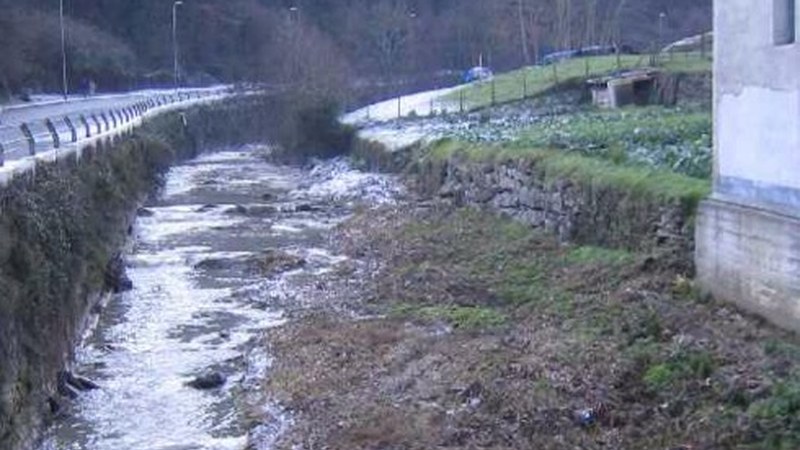 Ego errekara jausi den 58 urteko gizona erreskatatu dute suhiltzaileek