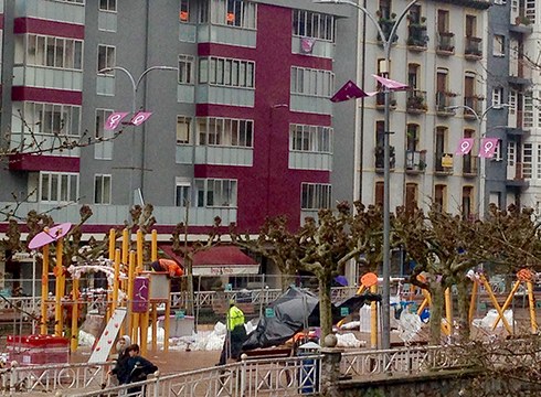 Ego Gain eta Urkizuko parkeetan zinbili-zanbulu berriak ipintzeko lanak hasi dituzte