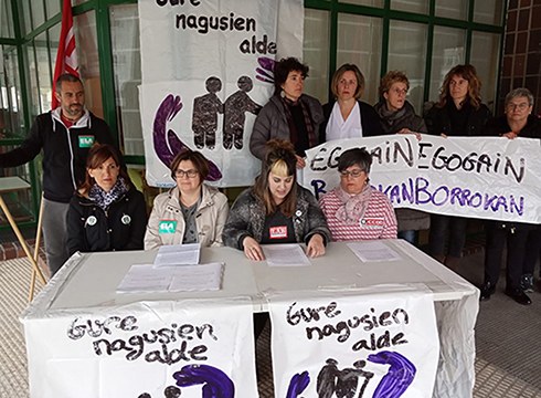 Egogain Gerontologia Zentruko beharginek borroka eguna egin zuten atzo