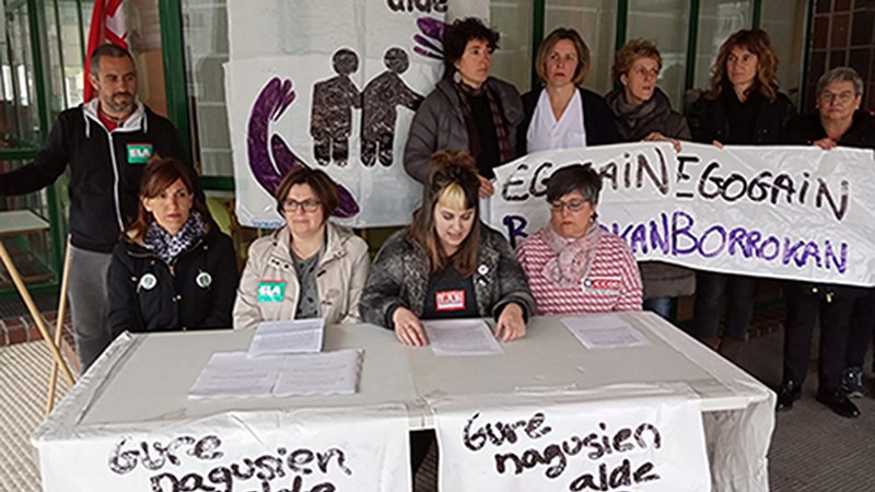 Egogain Gerontologia Zentruko beharginek borroka eguna egin zuten atzo