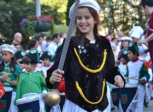 Eguazten arratsaldean jasoko dituzte danborradetan erabiltzeko lagatako jantziak