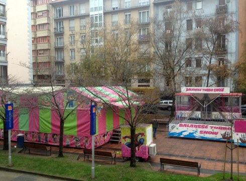 Eguazteneko azokak tokiz aldatuko dituzte, barrakak direla eta