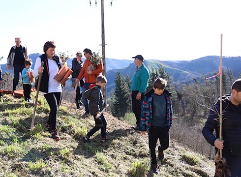 Eguraldia lagun izan zuten Zuhaitz Eguneko landaketa egiteko