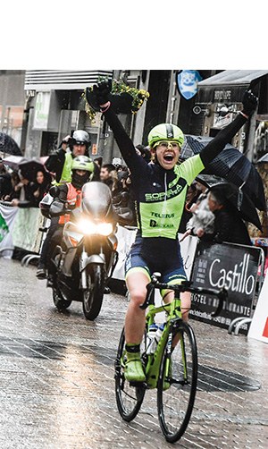 "Eguraldiari aurre eginez, Eibarko Hiria Sari Nagusiko irabazlea: Sara Martin Sopelakoa" (Fernando Retolaza)