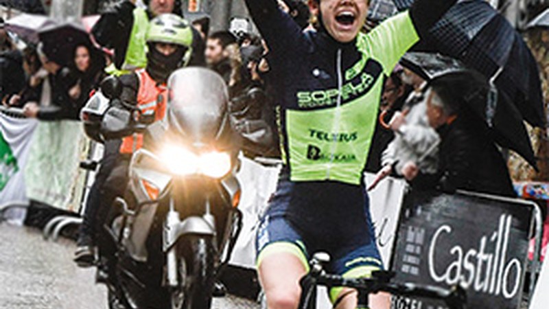 "Eguraldiari aurre eginez, Eibarko Hiria Sari Nagusiko irabazlea: Sara Martin Sopelakoa" (Fernando Retolaza)