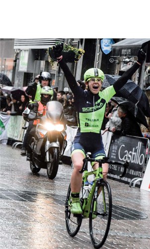 "Eguraldiari aurre eginez, Eibarko Hiria Sari Nagusiko irabazlea: Sara Martin Sopelakoa" (Fernando Retolaza) "Eguraldiari aurre eginez, Eibarko Hiria Sari Nagusiko irabazlea: Sara Martin Sopelakoa" (Fernando Retolaza)