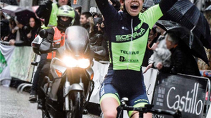 "Eguraldiari aurre eginez, Eibarko Hiria Sari Nagusiko irabazlea: Sara Martin Sopelakoa" (Fernando Retolaza)