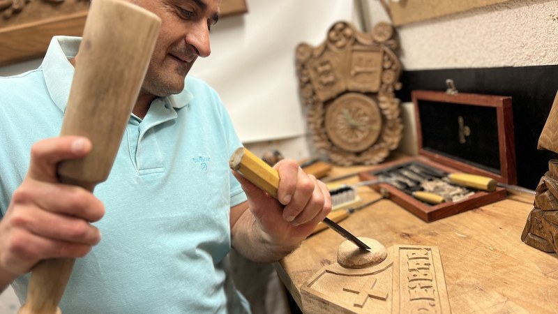 “Egurra zizelkatzeak motibatu egiten nau eta demaseko bakea ematen dit”