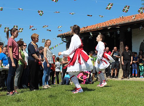 Eguzkia lagun, ederto ospatu dituzte Santa Kurutz jaiak asteburuan