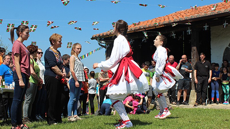 Eguzkia lagun, ederto ospatu dituzte Santa Kurutz jaiak asteburuan