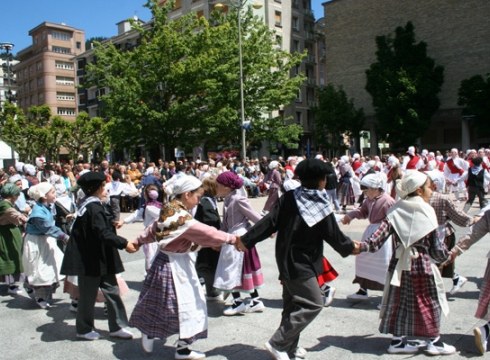 Eguzkiak lagunduta eta sorgin-dantza artean joan zaigu Euskal Jaia