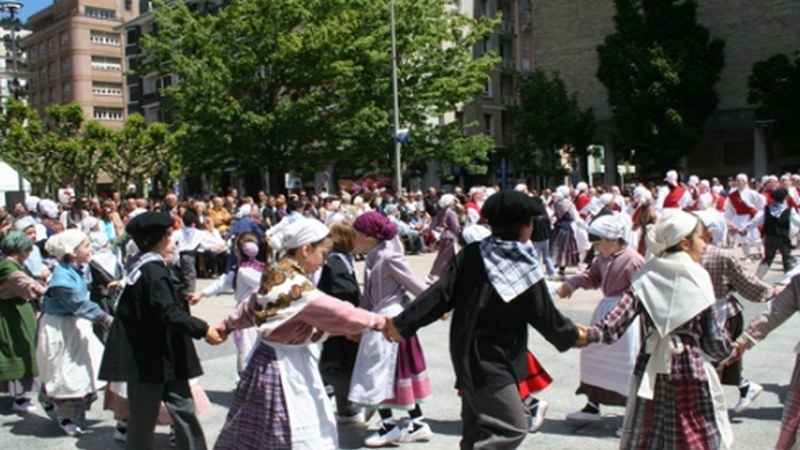 Eguzkiak lagunduta eta sorgin-dantza artean joan zaigu Euskal Jaia