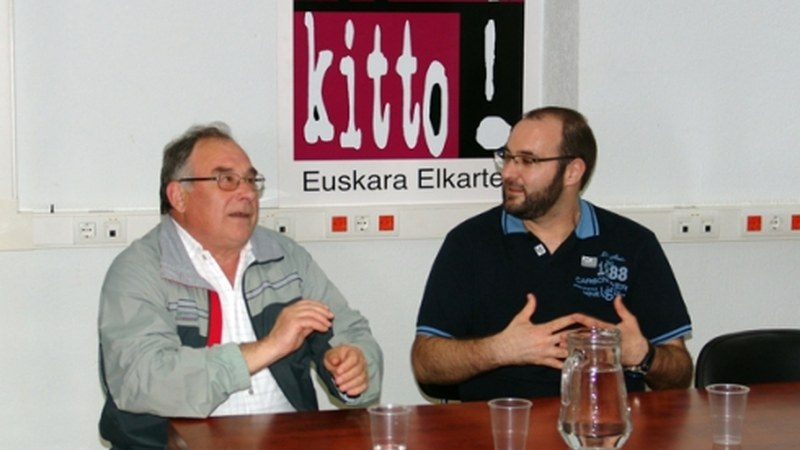 EH Zuzenean saiokoak Pello Zabala eta Urko Aristi ...eta kitto!-n ematen diharduten hitzaldian