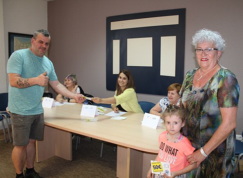 Ehun erosketa-txartel baino gehiago banatu ditu Dendarien Elkarteak "Erosketen Ibilbidea" kanpainaren harira