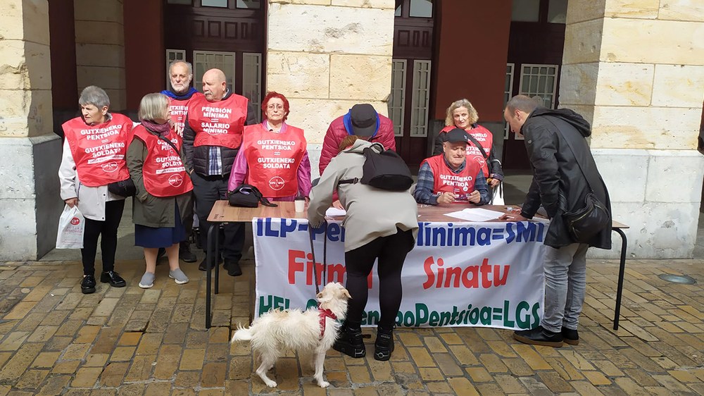 Ehundik gora lagun elkartu dira pentsio duinen aldeko asteroko elkarretaratzean