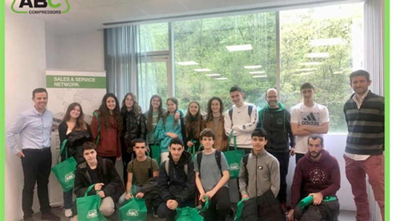 EIBAR BHI ikastetxeko ikasleek ABC Compressors eta JAZ Surface enpresak bisitatu dituzte