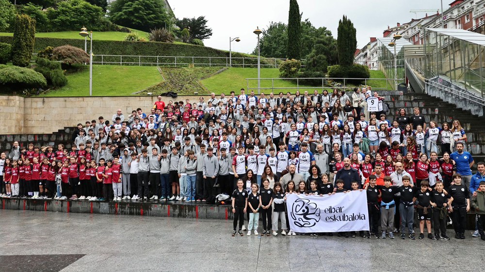 Eibar Eskubaloiak eskerrak eman die Eskubaloiaren Jaian lagundu zutenei