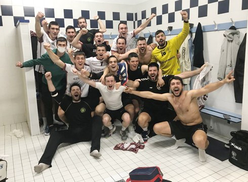 Eibar Eskubaloiko lehen taldeak balentria egiteko asmoz hartu du hegazkina