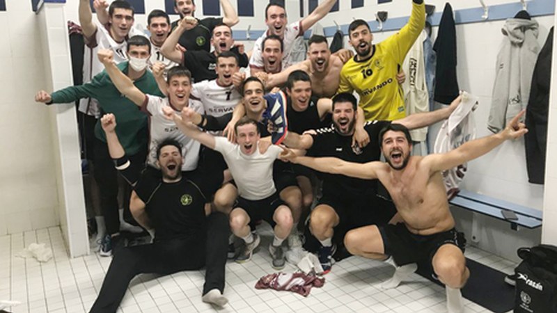 Eibar Eskubaloiko lehen taldeak balentria egiteko asmoz hartu du hegazkina