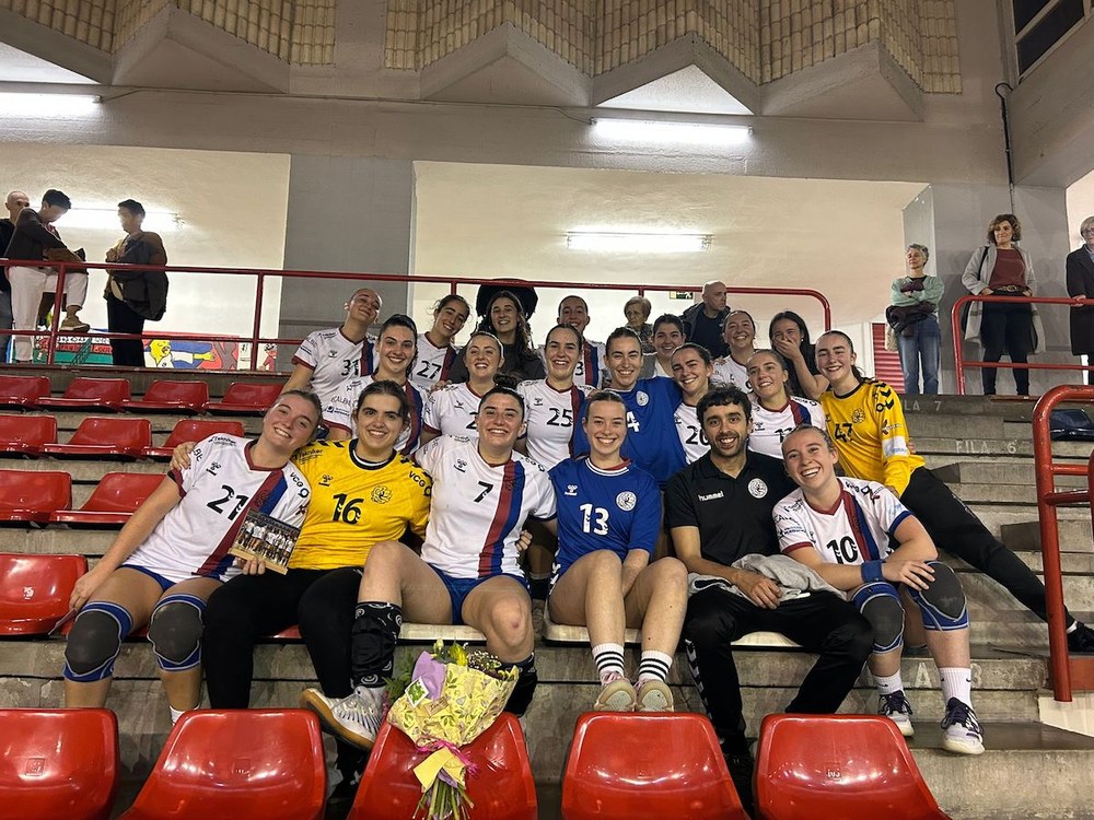 Eibar Eskubaloiko seniorretako taldeek sasoi betean jarraitzen dute