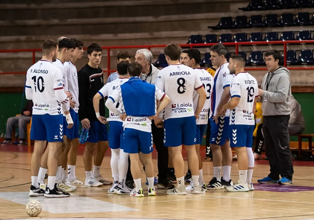 Eibar Eskubaloiko talde nagusiek goiko postuei eutsi nahi diete