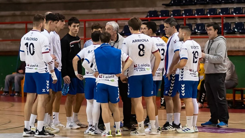 Eibar Eskubaloiko talde nagusiek goiko postuei eutsi nahi diete