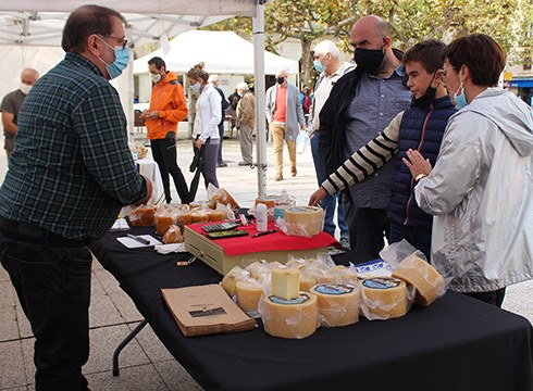 Eibar eta inguruko gaztagileak bildu zituen atzo Untzagan egindako Debabarreneko Gazta Azokak