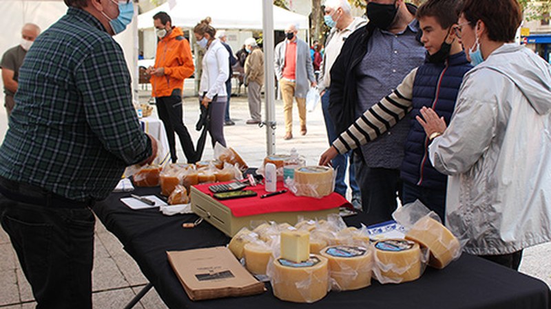 Eibar eta inguruko gaztagileak bildu zituen atzo Untzagan egindako Debabarreneko Gazta Azokak