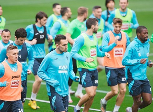 Eibar foball taldeko jokalariek gaur hasi dituzte entrenamenduak Atxabalpen