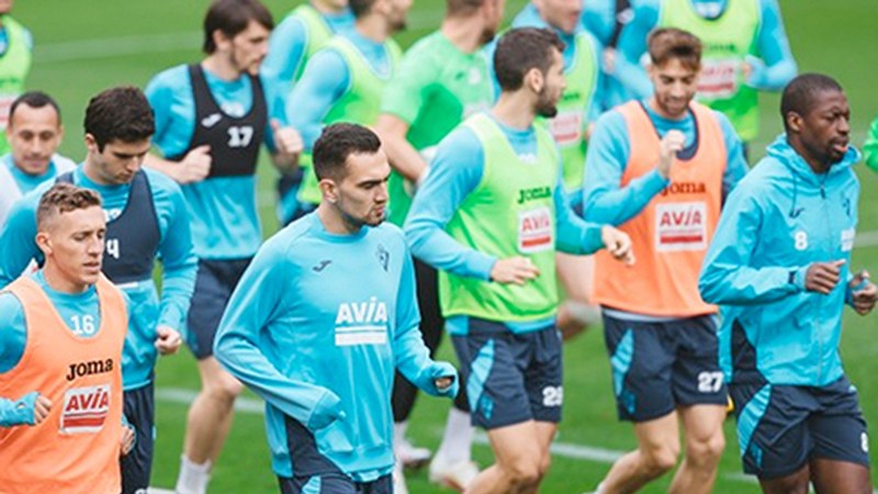 Eibar foball taldeko jokalariek gaur hasi dituzte entrenamenduak Atxabalpen