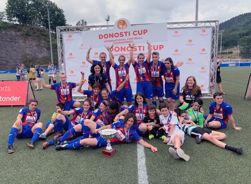 Eibar FT-ko beteranoek iaz irabazitako txapela berretsi zuten Donosti Cup-ean