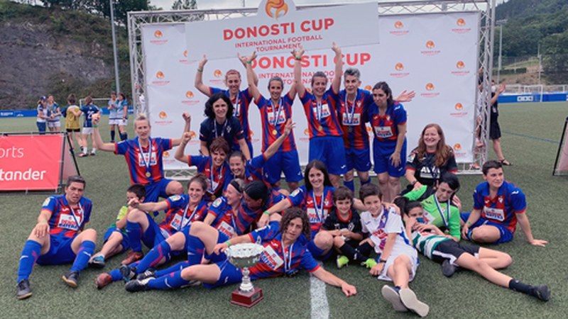 Eibar FT-ko beteranoek iaz irabazitako txapela berretsi zuten Donosti Cup-ean