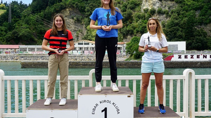 Eibar Igerixaneko Asier Gomez eta Miren Galdos IX. Flysch Beltzaren podiumean