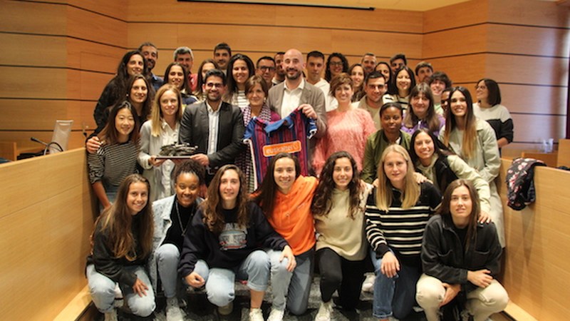 Eibar K.E.-ko nesken igoera ospatzen