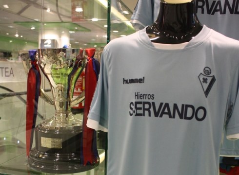 Eibar K.E.-ak irabazitako kopa El Corte Ingles-ean ikusgai